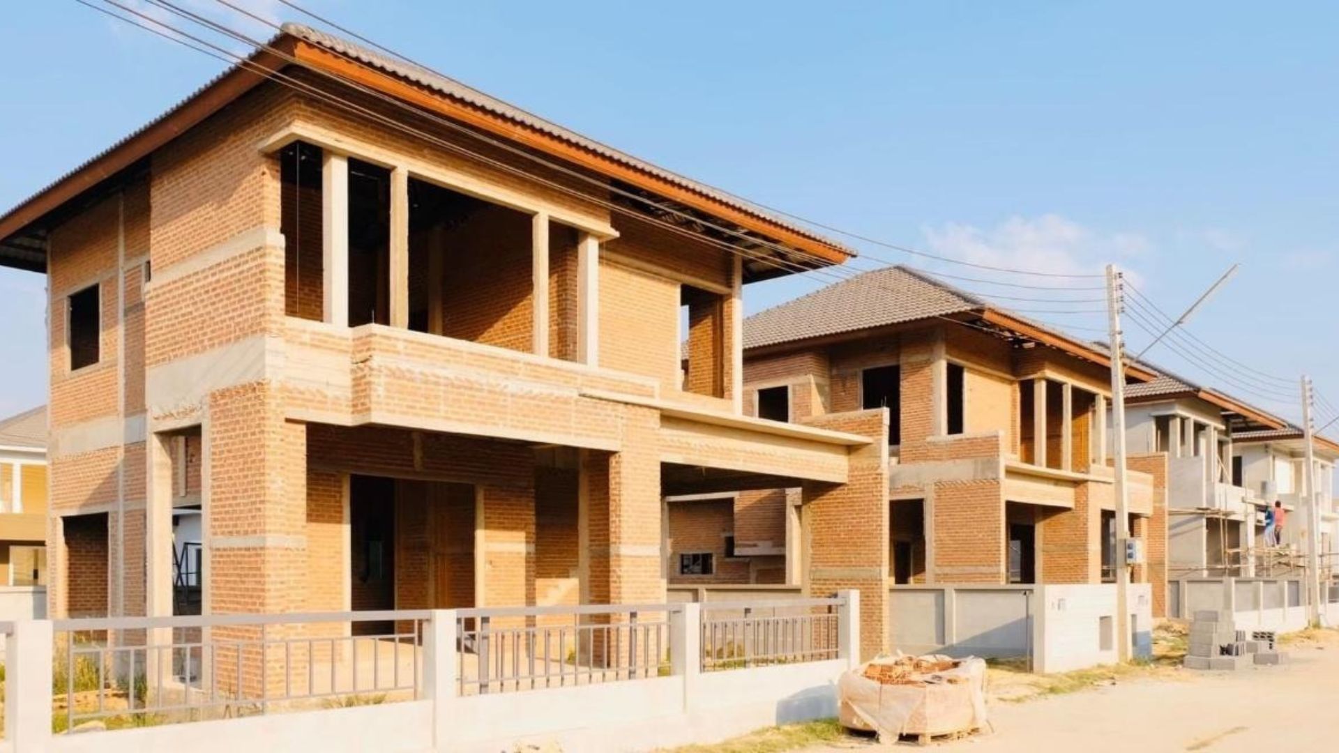 ซื้อบ้านอย่าดูแค่ดีไซน์! เจาะลึก ‘หัวใจใต้ผนัง’ ทำไมอิฐมอญแดงคือคำตอบของบ้านที่แข็งแกร่งและยั่งยืน